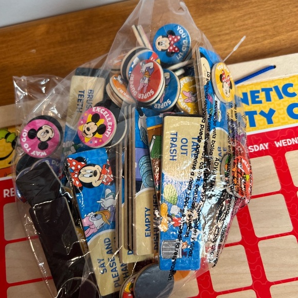 Melissa & Doug x Disney My Magnetic Responsibility Chart - Picture 5 of 6
